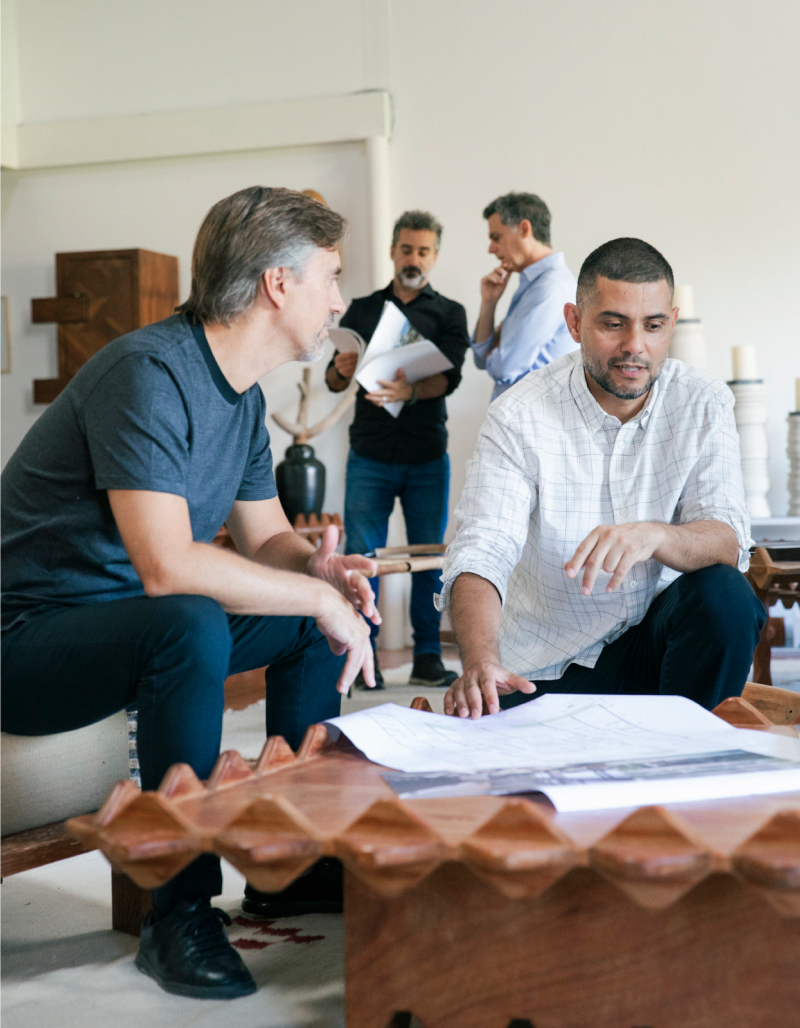 Retrato de las creadoras en su estudio con piezas escultóricas