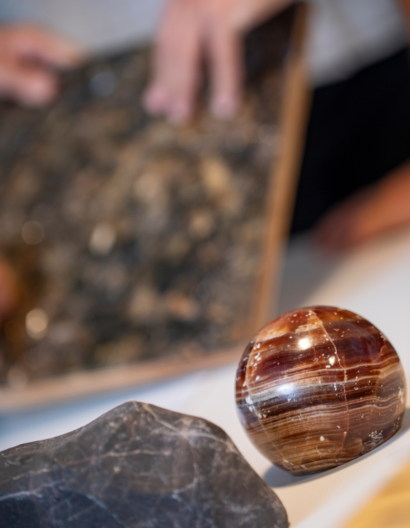 Retrato de las creadoras en su estudio con piezas escultóricas