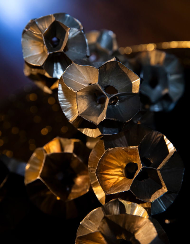 Retrato de las creadoras en su estudio con piezas escultóricas