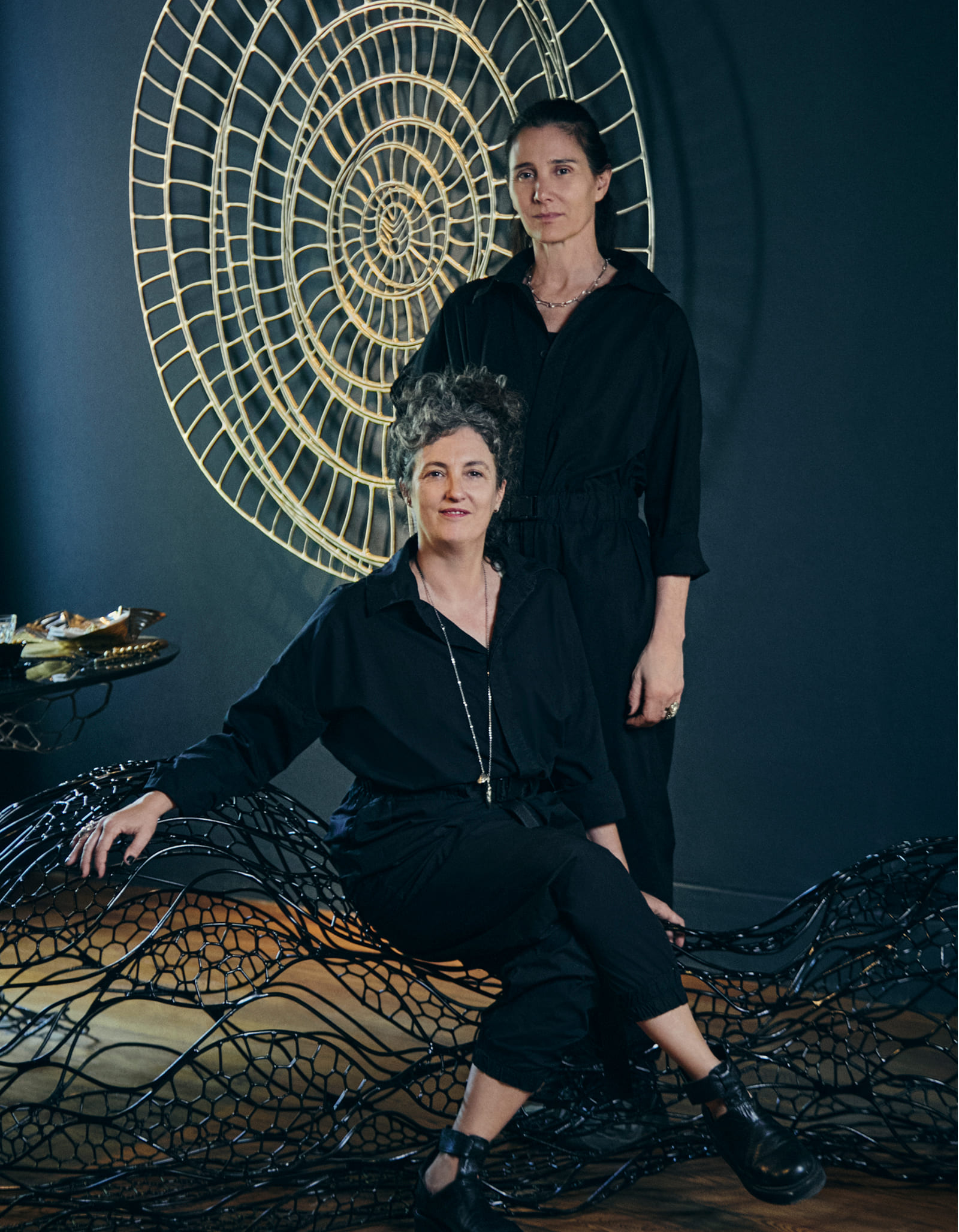 Retrato de las creadoras en su estudio con piezas escultóricas