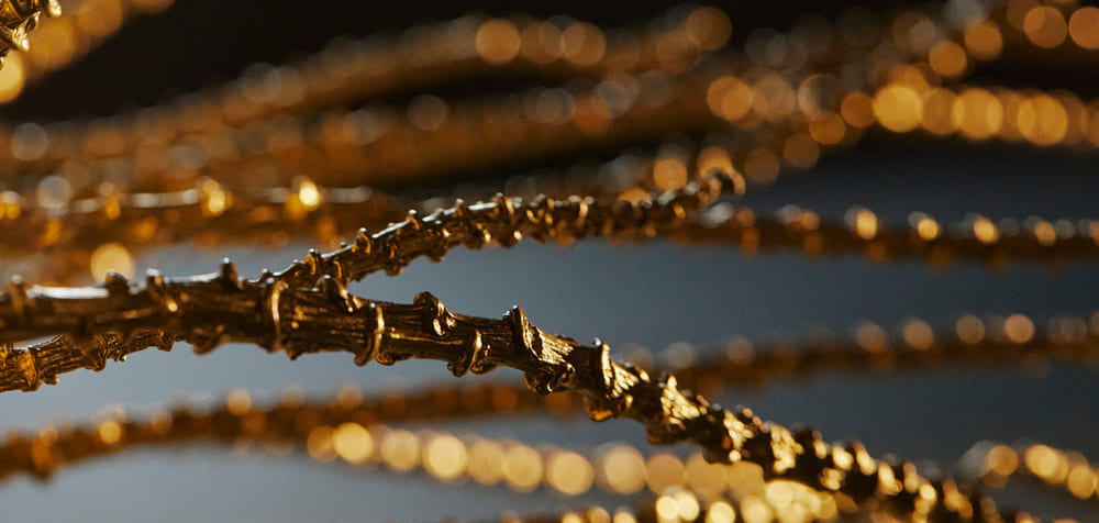 Retrato de las creadoras en su estudio con piezas escultóricas