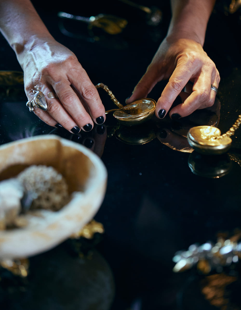 Retrato de las creadoras en su estudio con piezas escultóricas