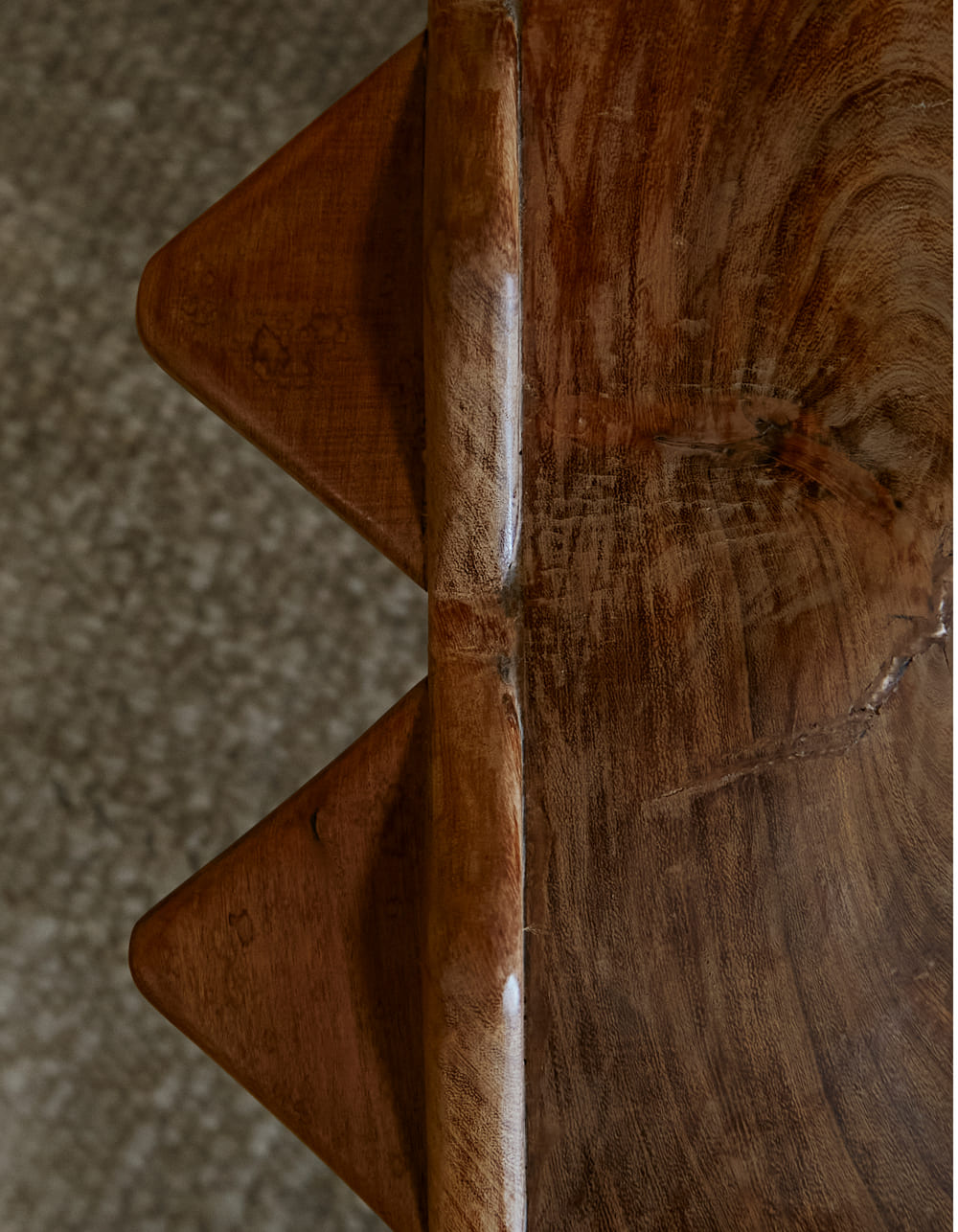 Retrato de las creadoras en su estudio con piezas escultóricas